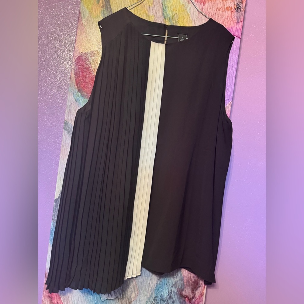 Chico's Black Sleeveless Pleated Blouse with White Center Panel